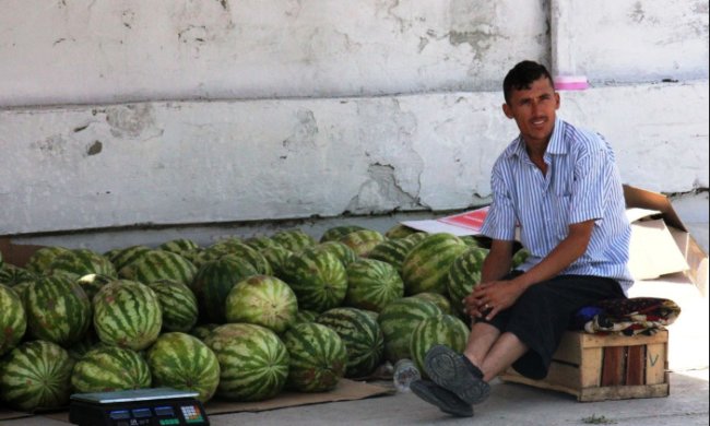 Вслед за Порошенко украинцы "провели" Гройсмана: "Кто же будет встречать баржу со сладкими арбузами, как конфеты Roshen?"