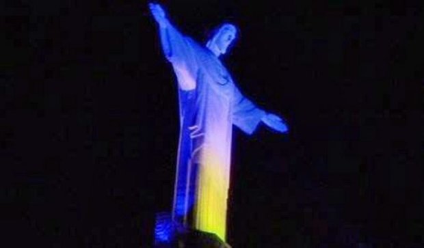 Статуя Христа Спасителя стала желто-голубой (фото) 