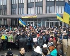 В Кривом Роге снова вече: люди собираются на Киев