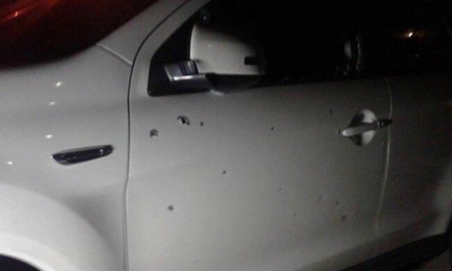 Машину "изрешетило" осколками из-за взрыва в Киеве (фото)