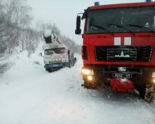 спасатели извлекают из снежных заносов машины