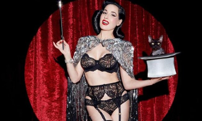 47-річна Діта фон Тіз вразила осиною талією в прозорому корсеті, найпікантніше майже не прикрите