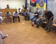 Командира "Айдара" не випускають з будівлі суду