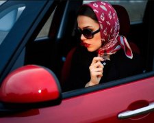 Не на ту нарвались: девушка показала мажоркам на Mercedes, где их место
