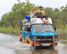 Поляки объехали на старом фургоне полмира (фото)