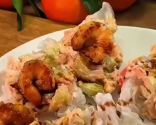 Рулетики с креветками, икрой и огурцом, кадр из видео