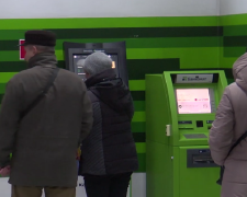 Украинцы в банке. Фото: скрин youtube