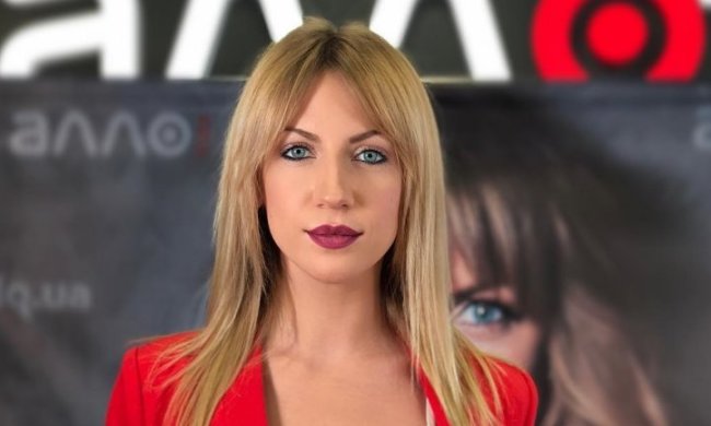 Роскошная Никитюк в купальнике раздвинула руками небоскребы