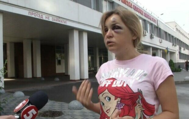 Нелюд, який відлупцював у поїзді жінку, їхав "зайцем", провідники намагалися зам'яти справу - "Не викликай поліцію, заплатимо"
