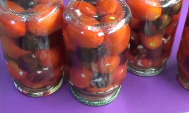 Помидоры со сливами, кадр из видео-рецепта