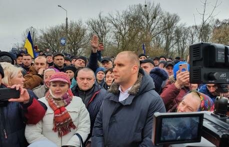 Коронавірусні протести: губернатор Полтавщини пригрозив протестувальникам, що випустить на них евакуйованих