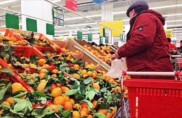 В апельсинах знайшли страшних тварюк: чим супермаркети труять українців