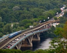 Киевских водителей предупредили о перекрытии моста Метро