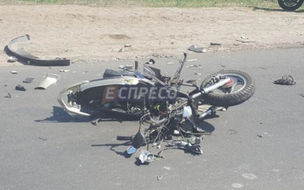 Школьники на скутере влетели в Skoda на Осокорках: водитель погиб
