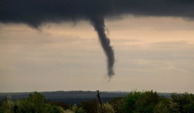 Житель Хмельниччини зафіксував унікальне торнадо (фото)