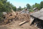 У селі на Прикарпатті чотири сім'ї залишилися без домівки: "Там дитина тоне і дружина"