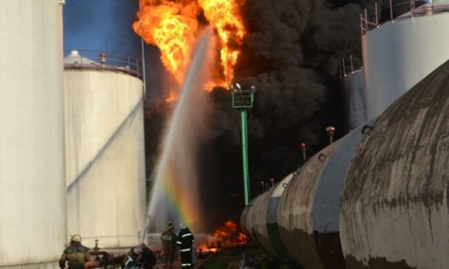 На палаючій нафтобазі під Києвом знову стався вибух 