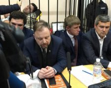 Активисты по-прежнему не выпускают Насирова из суда