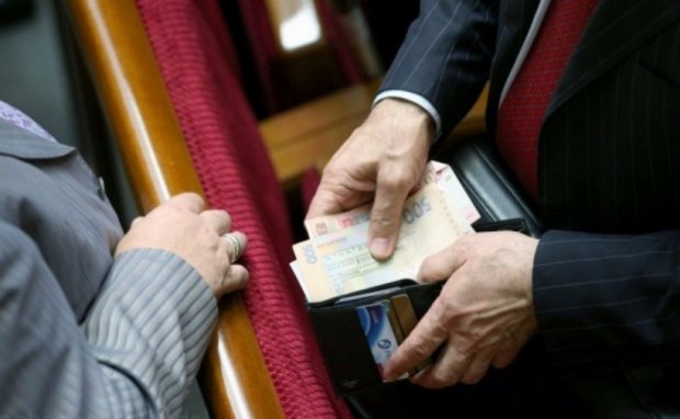 Помощники беглого депутата получили 52 тыс. грн из госбюджета