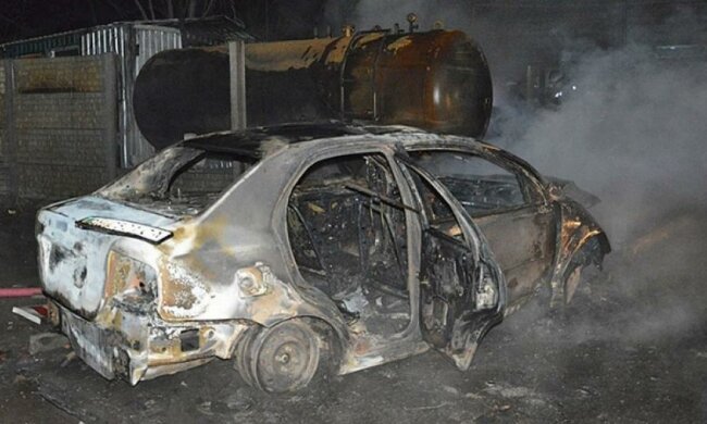 Два легковики згоріли на автозаправці (фото) 