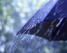 Синоптики попередили українців про дощі