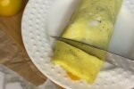 Нежный яичный ролл с творогом на завтрак: вкуснее обычного омлета
