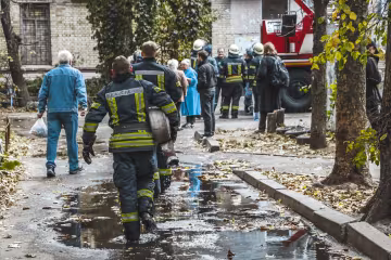 У Києві горів житловий будинок: людей витягали прямо з під'їзду, палахкотіло аж до даху