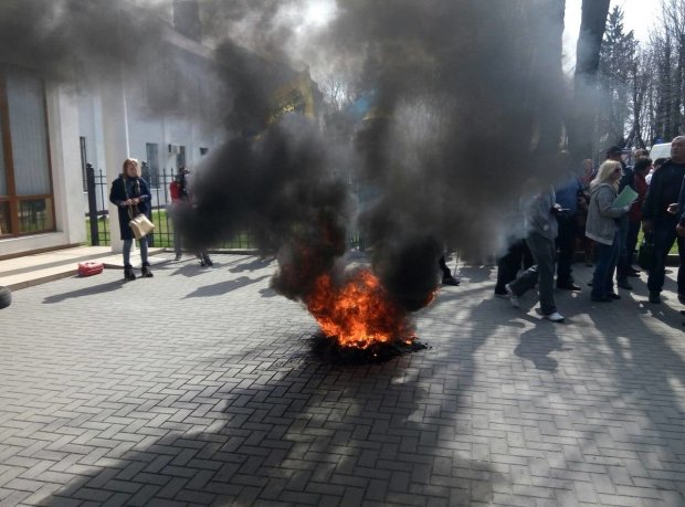 Школы закрывают, люди в панике: разъяренные и замерзшие украинцы требуют включить отопление, горят шины