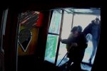 Изверг ногой столкнул незрячего с лестницы, тот упал и расплакался