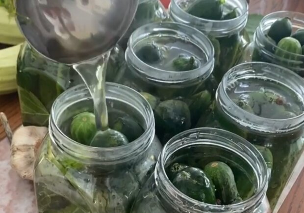 Соління огірків, скріншот: instagram.com/s_bezrukov