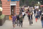 Тернополяне вернулись из Франции и "нырнули" в толпу, люди негодуют: "А если китайский вирус?"