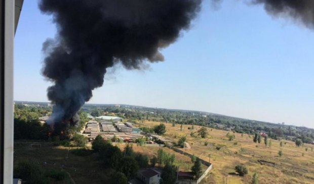 Под Киевом взрываются лакокрасочные склады (фото, видео) 