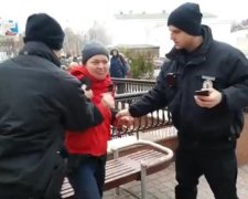 П'яна жінка з дитячим візочком накинулася на копів (відео)