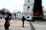 Софийскую площадь готовят к Новому году: елку собрали, на очереди - сияющий фонтан и 90-метровая горка