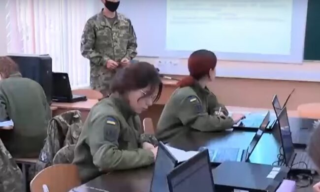 Женщины в ВСУ, скриншот: Youtube