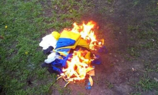 Донеччанина будуть судити за спалення прапора