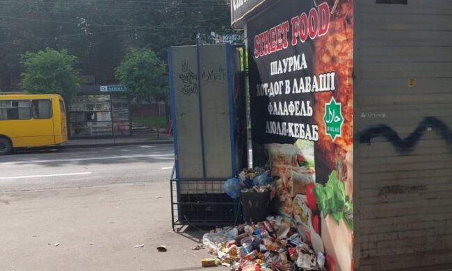 Украинцы жалуются на кучи мусора возле киоска с шаурмой: даже крысы брезгуют