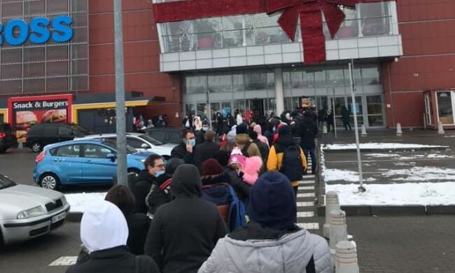Львів'яни начхали на карантин вихідного дня кілометровими чергами: "А потім Садовий винен"