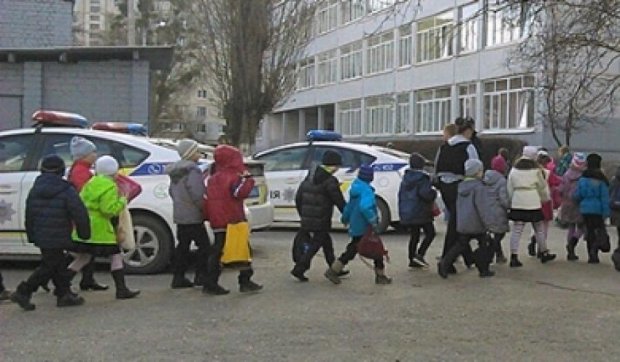 Сьогодні в  Харкові евакуювали більше тисячі школярів