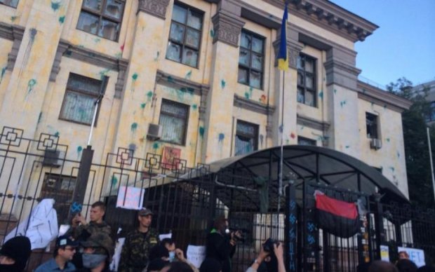 Нападение на посольство РФ в Киеве: всплыли новые подробности