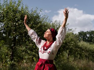 Українські обереги: червона стрічка на дитячому візку