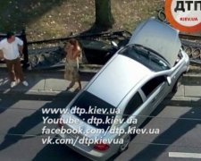 Дівчина на Chevrolet знесла паркан у центрі Києва