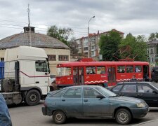 В Днепре ушлый парень пытался впарить обертку от шоколадки вместо спецпропуска — хохотали всем трамваем