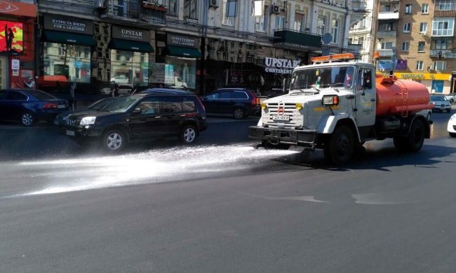 В Киеве в усиленном режиме поливают дороги: известна причина