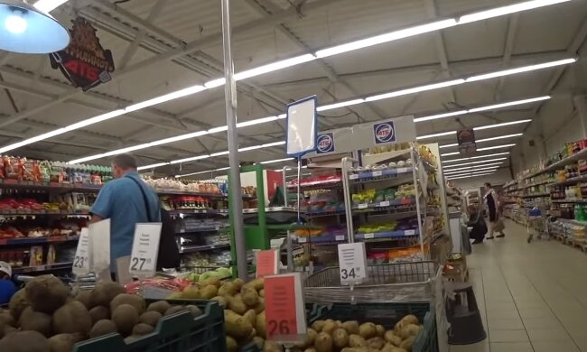 Украинцы в супермаркете, скриншот: Youtube