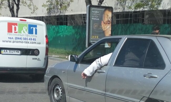 Рука у вікні, скріншот: YouTube