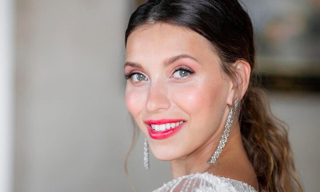 Тодоренко в откровенном мини похвасталась престижной российской наградой: "Сыночек, спасибо тебе!"