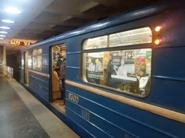 Харків'яни влаштували бої без правил просто в метро: не поділили вагон, дике відео