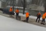 У Києві почали класти асфальт на сніг, скріншот