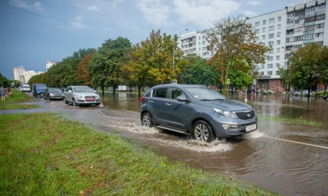Мокрий апокаліпсис у Києві: як врятувати машину від затоплення